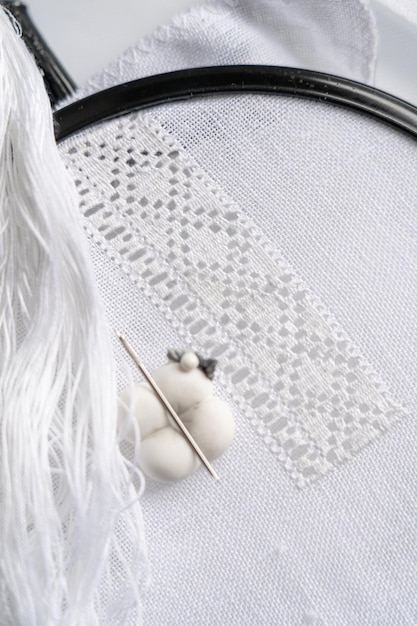 Haftowana tkanina z kwiatowym wzorem